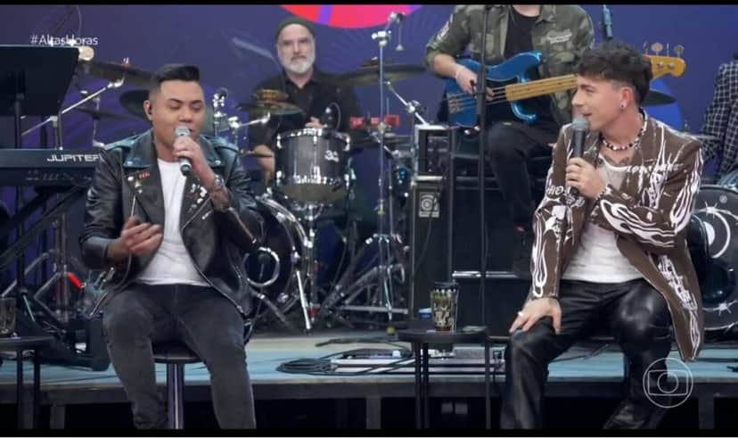Felipe Araújo e Di Ferrero dividiram o palco no Altas Horas Felipe Araújo e Di Ferrero dividiram o palco no Altas Horas