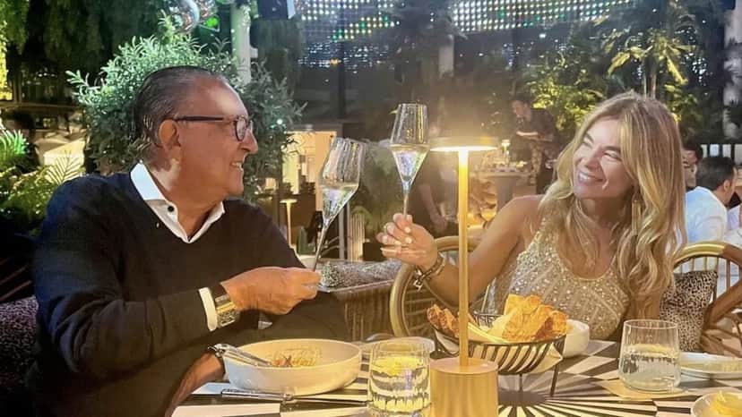 Galvão Bueno e Desirée Soares comemora 23 anos juntos. Galvão Bueno e Desirée Soares comemora 23 anos juntos.