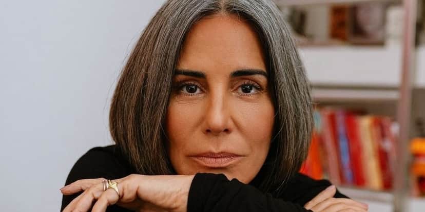 Gloria Pires é atriz da Globo que usa blusa preta e cabelo liso grisalho Gloria Pires é atriz da Globo que usa blusa preta e cabelo liso grisalho