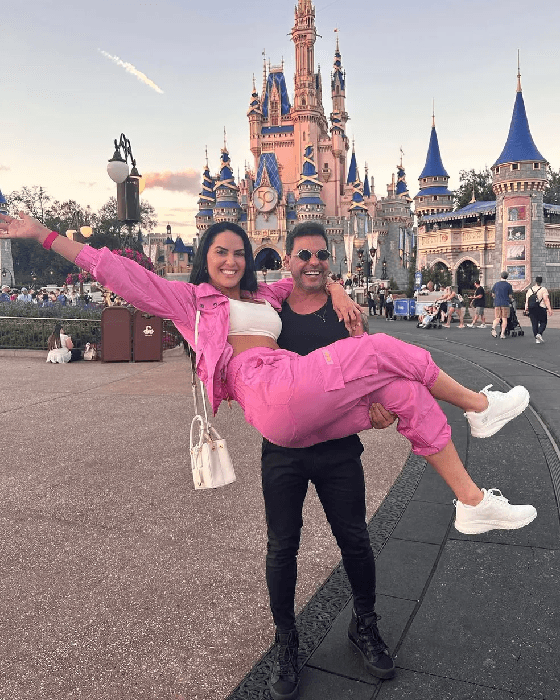 Graciele Lacerda ao lado de Zezé na Disney (Foto: Reprodução/ Instagram) Graciele Lacerda ao lado de Zezé na Disney (Foto: Reprodução/ Instagram)