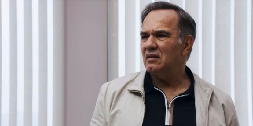 Guerra, homem de meia ideia, usando jaqueta branca e camisa polo azul em cena da novela Travessia Guerra, homem de meia ideia, usando jaqueta branca e camisa polo azul em cena da novela Travessia