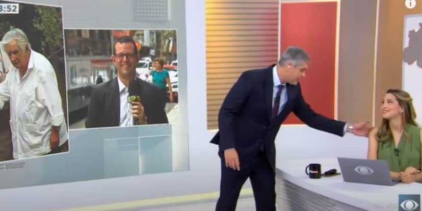 Joel Datena deu um 'tapinha' no ombro de Estele San Juan após ver um fusca azul (Reprodução: Bora Brasil/Band) Joel Datena deu um 'tapinha' no ombro de Estele San Juan após ver um fusca azul (Reprodução: Bora Brasil/Band)