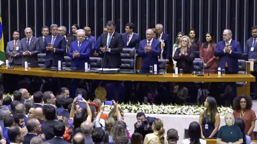 Durante a posse de Lula no Congresso Nacional, em Brasília, multidão fica em silêncio com homenagens prestadas a grandes nomes mundiais - Foto Reprodução Durante a posse de Lula no Congresso Nacional, em Brasília, multidão fica em silêncio com homenagens prestadas a grandes nomes mundiais - Foto Reprodução