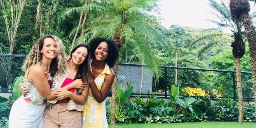 Maju Coutinho compartilhou uma foto no jardim de sua casa junto com as amigas (Reprodução: Instagram) Maju Coutinho compartilhou uma foto no jardim de sua casa junto com as amigas (Reprodução: Instagram)