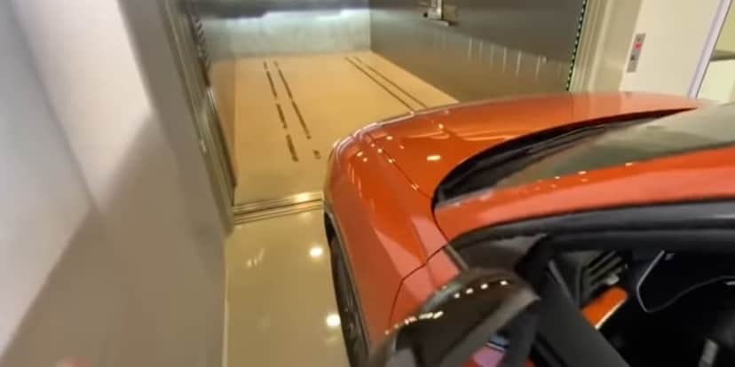 O apartamento de Gusttavo Lima tem elevador para carros (Reprodução: Youtube) O apartamento de Gusttavo Lima tem elevador para carros (Reprodução: Youtube)