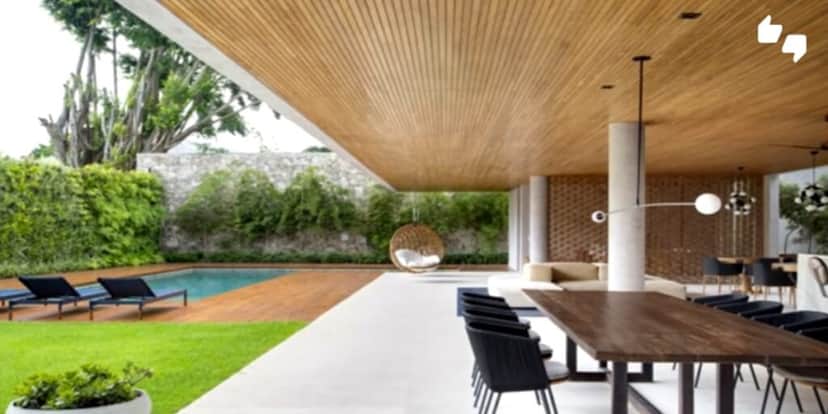 Piscina enorme que dá para ser vista da área gourmet (Reprodução: Youtube) Piscina enorme que dá para ser vista da área gourmet (Reprodução: Youtube)