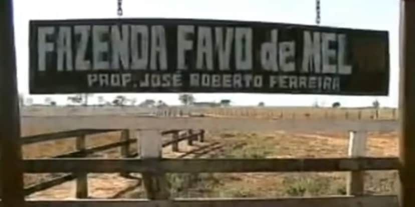 Placa de entrada da Fazenda Favo de Mel de Marrone (Reprodução: Youtube) Placa de entrada da Fazenda Favo de Mel de Marrone (Reprodução: Youtube)