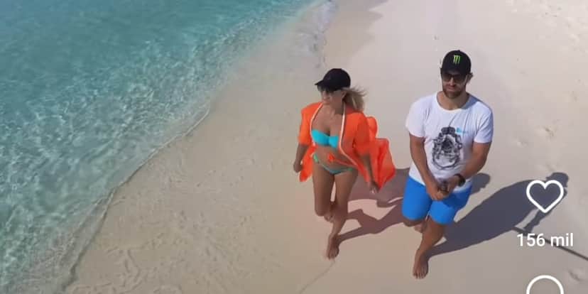 Renata Fan caminha ao lado de Átila Abreu no meio dos oceanos e esbanja seu corpão aos 45 anos de idade (Reprodução: Instagram) Renata Fan caminha ao lado de Átila Abreu no meio dos oceanos e esbanja seu corpão aos 45 anos de idade (Reprodução: Instagram)