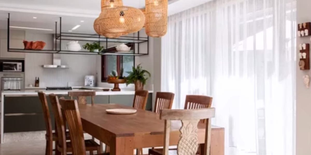 Sala de jantar, com vista para a cozinha (Reprodução: Youtube) Sala de jantar, com vista para a cozinha (Reprodução: Youtube)