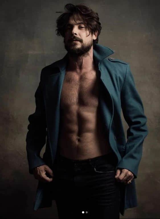 Tanquinho, cabeludo e muito sexy A transformação e o jeito irreconhecível que Sergio Guizé ficou hoje - Foto Reprodução Tanquinho, cabeludo e muito sexy A transformação e o jeito irreconhecível que Sergio Guizé ficou hoje - Foto Reprodução