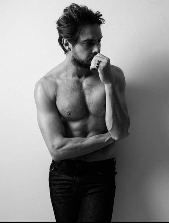 Tanquinho, cabeludo e muito sexy A transformação e o jeito irreconhecível que Sergio Guizé ficou hoje - Foto Reprodução Tanquinho, cabeludo e muito sexy A transformação e o jeito irreconhecível que Sergio Guizé ficou hoje - Foto Reprodução