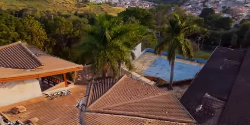 Telhado quebrado da casa do apresentador (Reprodução: Youtube) Telhado quebrado da casa do apresentador (Reprodução: Youtube)