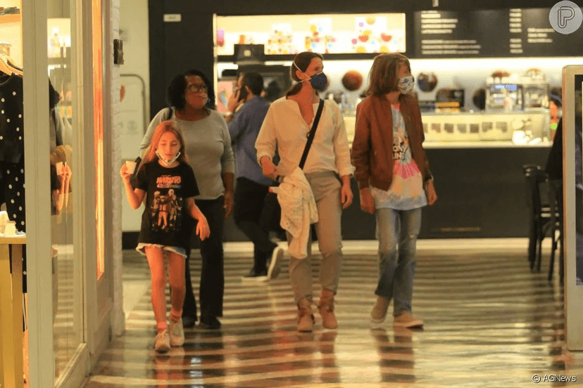 Gael e Cora ao lado da mãe, Vanessa Lóes no shopping, no Rio de Janeiro (Foto: Divulgação/ Ag News) Gael e Cora ao lado da mãe, Vanessa Lóes no shopping, no Rio de Janeiro (Foto: Divulgação/ Ag News)