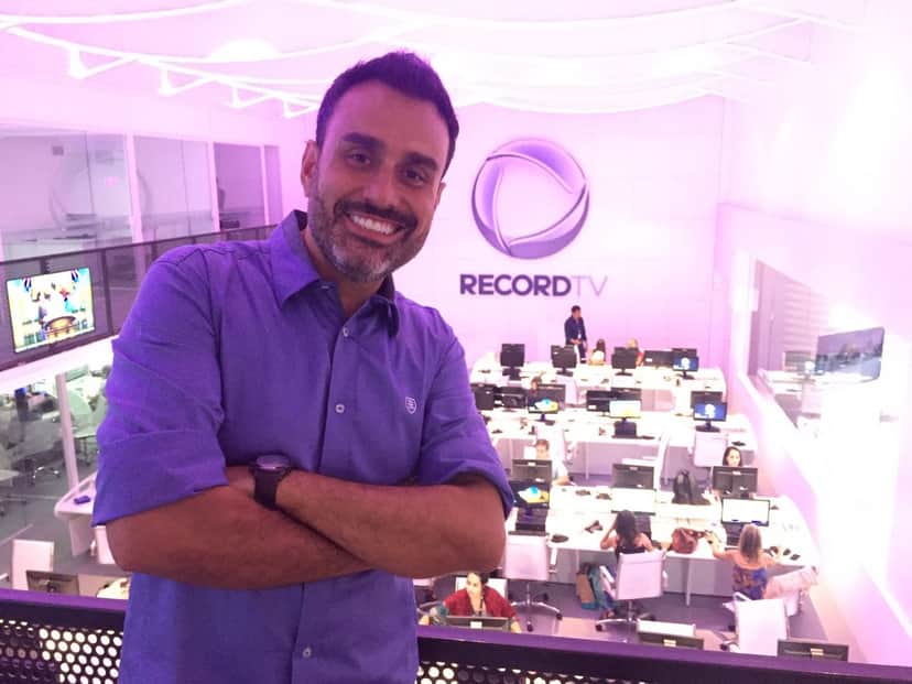 Fábio Ramalho é o apresentador da Record que namora um jovem rapaz (Foto: Reprodução) Fábio Ramalho é o apresentador da Record que namora um jovem rapaz (Foto: Reprodução)