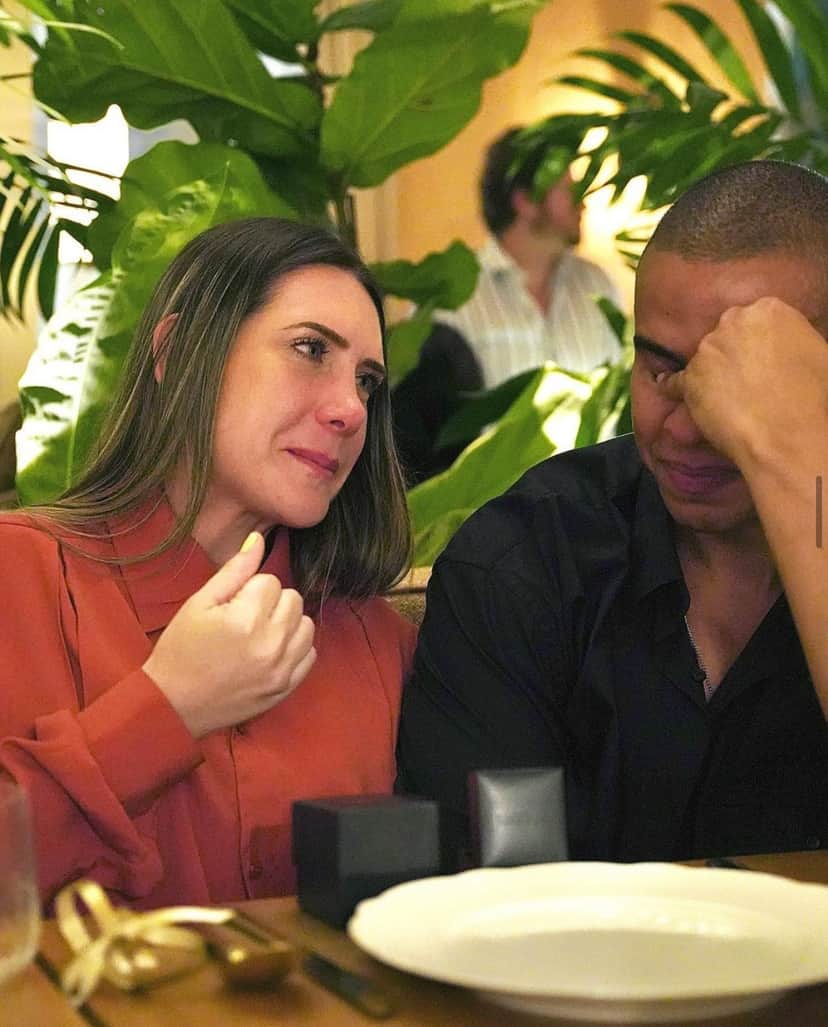 Os dois chorando no dia que o jornalista da Globo pediu sua noiva em casamento (Reprodução) Os dois chorando no dia que o jornalista da Globo pediu sua noiva em casamento (Reprodução)