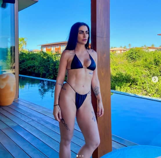 Cleo exibindo o seu corpão de biquíni (Foto: Reprodução) Cleo exibindo o seu corpão de biquíni (Foto: Reprodução)