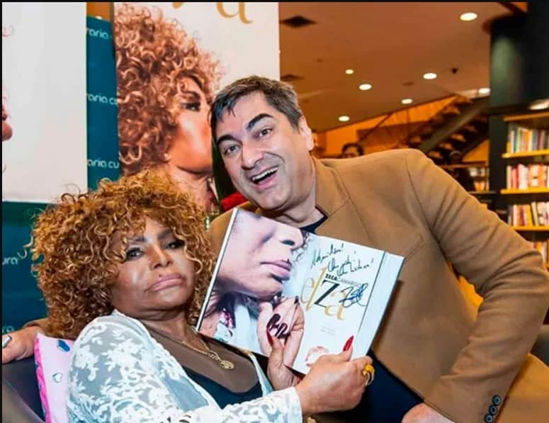 Zeca Camargo foi o autor da biografia de Elza Soares e contribuiu para o documentário da Globo Zeca Camargo foi o autor da biografia de Elza Soares e contribuiu para o documentário da Globo