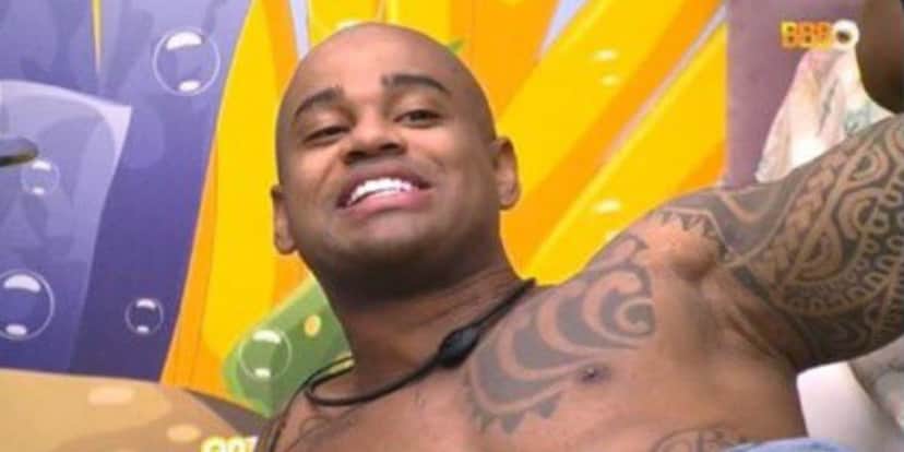 Durante o BBB23, da Globo, Cristian teve conversa safada com Cézar em que falaram sobre membros íntimos, o brother também pediu para dormir com ele, no momento em que estava sem cueca e só de shortinhos. (Foto: Reprodução / Globo) Durante o BBB23, da Globo, Cristian teve conversa safada com Cézar em que falaram sobre membros íntimos, o brother também pediu para dormir com ele, no momento em que estava sem cueca e só de shortinhos. (Foto: Reprodução / Globo)