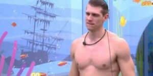 Durante o BBB23, da Globo, Cristian teve conversa safada com Cézar em que falaram sobre membros íntimos, o brother também pediu para dormir com ele, no momento em que estava sem cueca e só de shortinhos. (Foto: Reprodução / Globo) Durante o BBB23, da Globo, Cristian teve conversa safada com Cézar em que falaram sobre membros íntimos, o brother também pediu para dormir com ele, no momento em que estava sem cueca e só de shortinhos. (Foto: Reprodução / Globo)