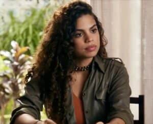 Clara Buarque na pele de Bia em Travessia (Foto: Reprodução / Globo) Clara Buarque na pele de Bia em Travessia (Foto: Reprodução / Globo)