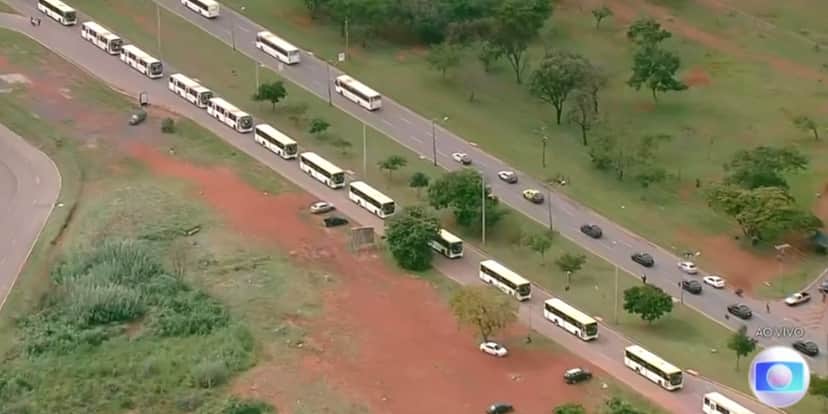 Heraldo Pereira assume boa parte do Bom Dia Brasil, comandando por Ana Paula Araújo, para dar notícia que deixou o Brasil em alerta envolvendo ataque terroristas do último domingo, 08 (Fotos: Reprodução / Globo) Heraldo Pereira assume boa parte do Bom Dia Brasil, comandando por Ana Paula Araújo, para dar notícia que deixou o Brasil em alerta envolvendo ataque terroristas do último domingo, 08 (Fotos: Reprodução / Globo)