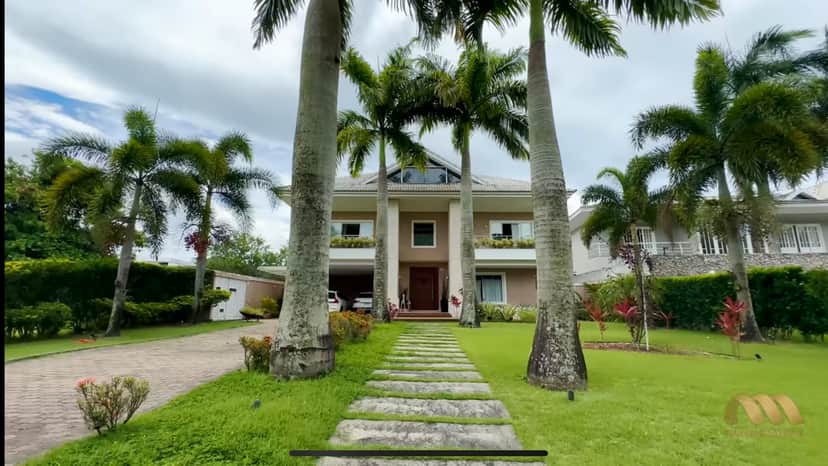 Área externa com a fachada da mansão de Anitta que está à venda - Foto Reprodução YouTube Área externa com a fachada da mansão de Anitta que está à venda - Foto Reprodução YouTube