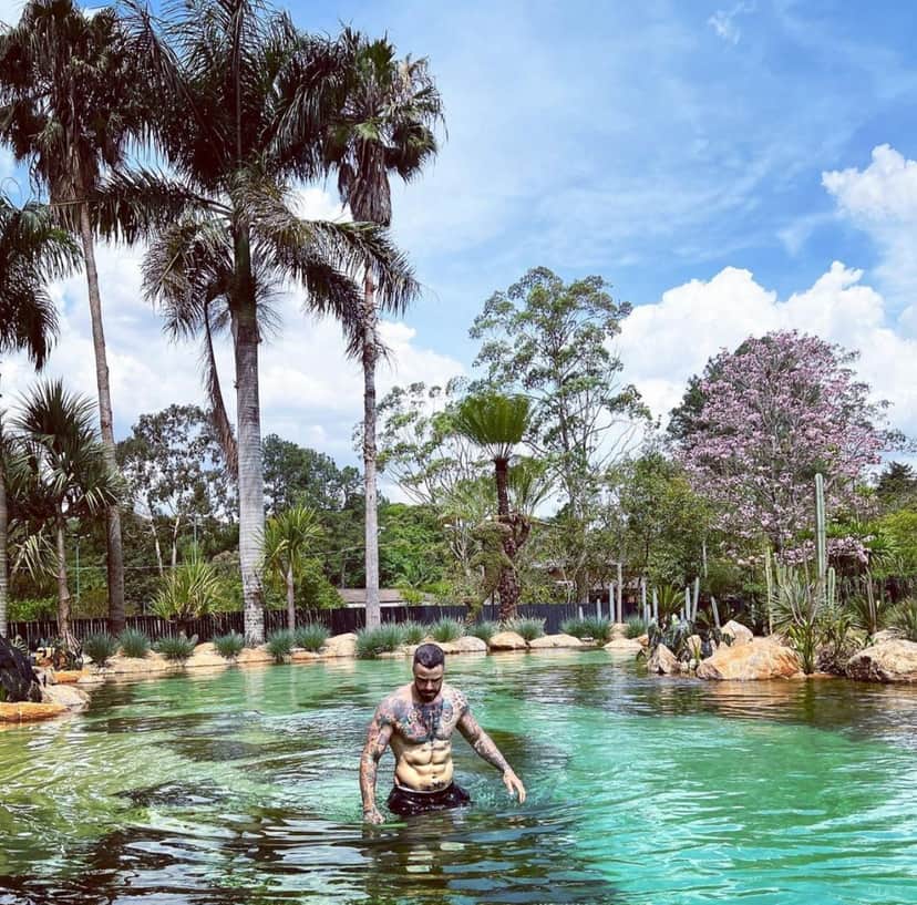 O ator, além de empresário e muito bonito, impressiona com ilha privada (Reprodução - Instagram) O ator, além de empresário e muito bonito, impressiona com ilha privada (Reprodução - Instagram)