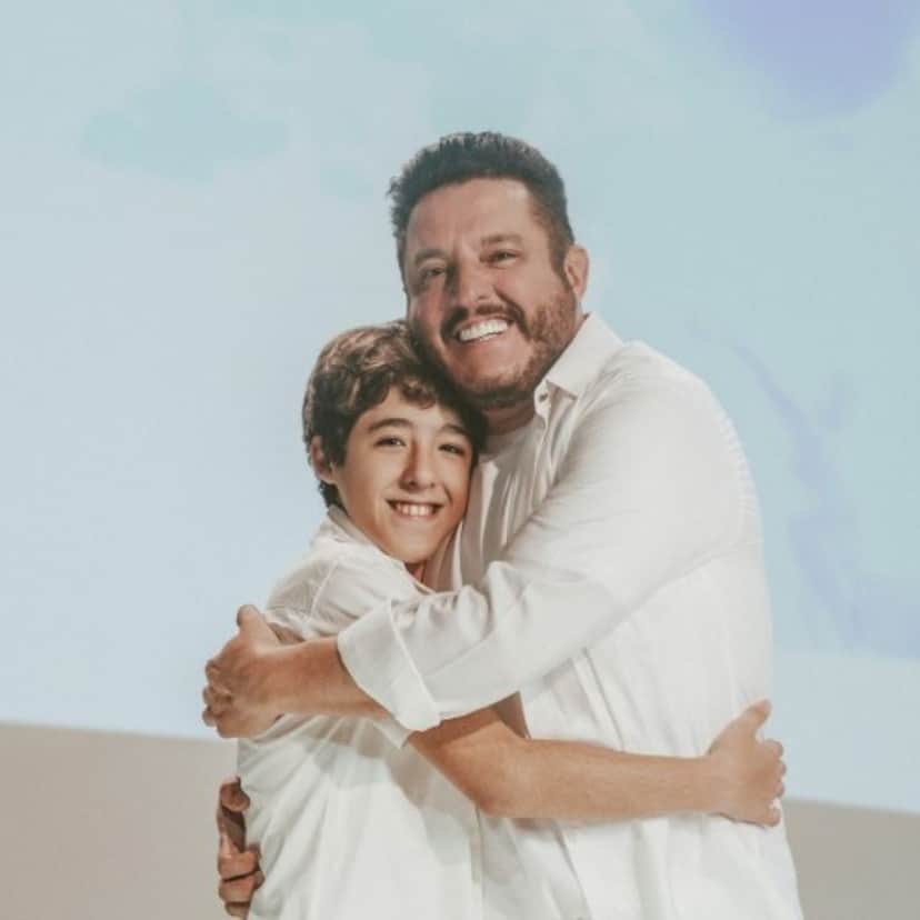 Enzo Rabelo e seu pai, Bruno, da dupla com Marrone (Reprodução - Youtube) Enzo Rabelo e seu pai, Bruno, da dupla com Marrone (Reprodução - Youtube)