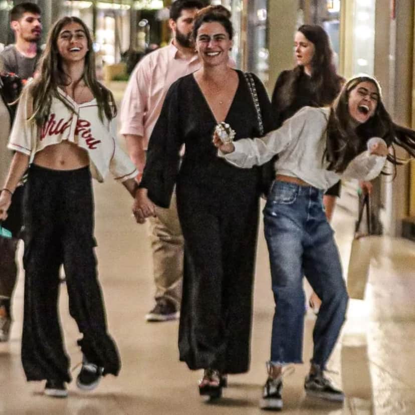 Giovanna Antonelli no shopping no Rio de Janeiro com suas filhas (Reprodução) Giovanna Antonelli no shopping no Rio de Janeiro com suas filhas (Reprodução)