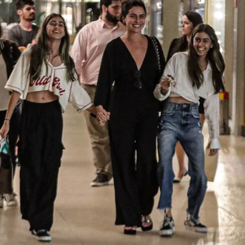 Giovanna Antonelli no shopping no Rio de Janeiro com suas filhas (Reprodução) Giovanna Antonelli no shopping no Rio de Janeiro com suas filhas (Reprodução)