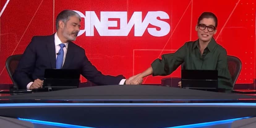No Jornal Nacional, William Bonner segurou a mão de Renata Vasconcellos (Foto: Reprodução) No Jornal Nacional, William Bonner segurou a mão de Renata Vasconcellos (Foto: Reprodução)