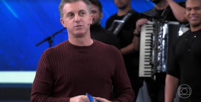 Luciano Huck teve que aprender a lidar com Dona Déa Lúcia e o Padre Fábio de Melo (Foto: Reprodução) Luciano Huck teve que aprender a lidar com Dona Déa Lúcia e o Padre Fábio de Melo (Foto: Reprodução)