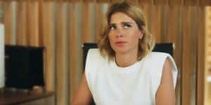 Lumiar em cena da novela Vai na Fé usando blusa branca Lumiar em cena da novela Vai na Fé usando blusa branca