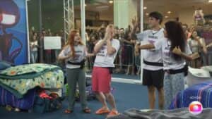 Gafe ao vivo e em rede nacional: Participante da Casa de Vidro chama por Tiago Leifert na cara de Tadeu (Foto: Reprodução / Globoplay / Montagem TV Foco) Gafe ao vivo e em rede nacional: Participante da Casa de Vidro chama por Tiago Leifert na cara de Tadeu (Foto: Reprodução / Globoplay / Montagem TV Foco)