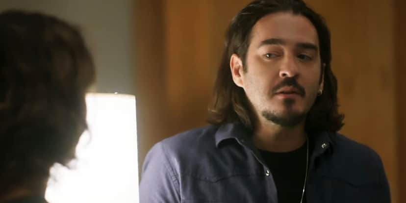 Simas em cena da novela Vai na Fé usando camisa azul, cabelos lisos pretos e cavanhaque Simas em cena da novela Vai na Fé usando camisa azul, cabelos lisos pretos e cavanhaque