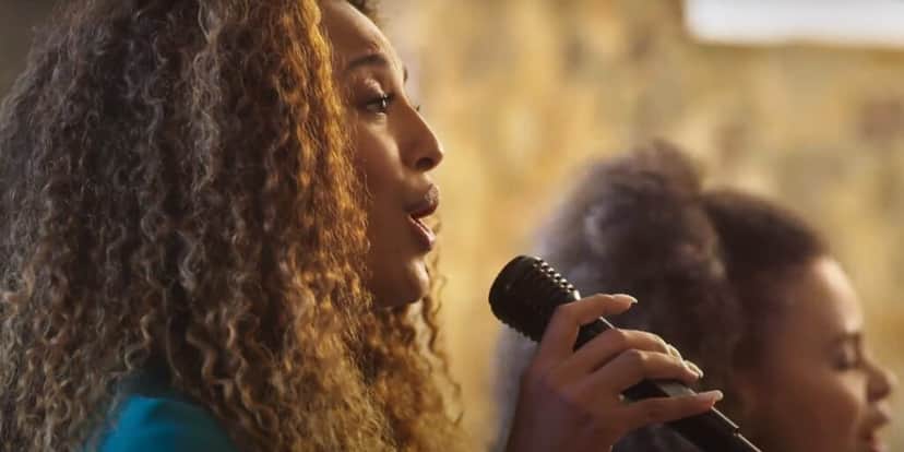 Sol de perfil cantando no coral da igreja em Vai na Fé Sol de perfil cantando no coral da igreja em Vai na Fé