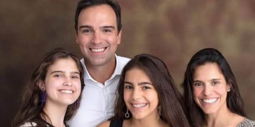 Tadeu Schmidt, da Globo, posando com sua esposa e suas duas filhas (Reprodução - Instagram Tadeu Schmidt) Tadeu Schmidt, da Globo, posando com sua esposa e suas duas filhas (Reprodução - Instagram Tadeu Schmidt)