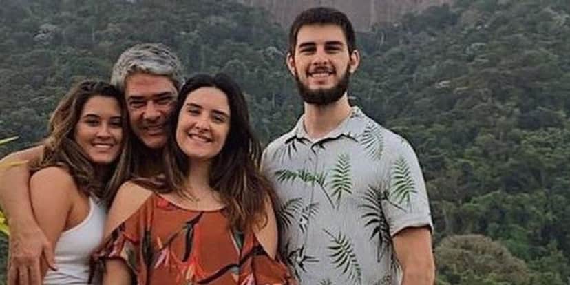 William Bonner escancarou textão em defesa do filho, Vinicius Bonemer, fruto do antigo relacionamento com Fátima Bernardes, devido a fraude em seu nome na época da pandemia da Covid-19, e provou que é um pai coruja (Foto: Reprodução / Instagram) William Bonner escancarou textão em defesa do filho, Vinicius Bonemer, fruto do antigo relacionamento com Fátima Bernardes, devido a fraude em seu nome na época da pandemia da Covid-19, e provou que é um pai coruja (Foto: Reprodução / Instagram)