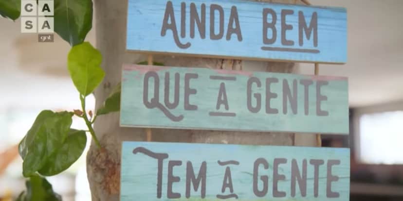 A árvore dentro da casa de Manoel Soares conta com uma linda mensagem (Reprodução: Youtube) A árvore dentro da casa de Manoel Soares conta com uma linda mensagem (Reprodução: Youtube)