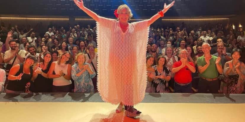 A atriz estrelou seu monólogo mesmo com o pé machucado (Reprodução: Instagram) A atriz estrelou seu monólogo mesmo com o pé machucado (Reprodução: Instagram)