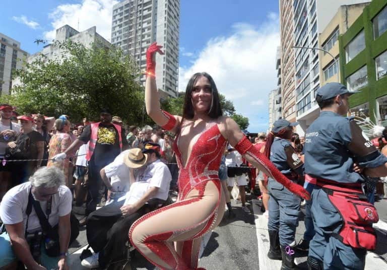 A famosa da Globo, Alessandra Negrini dá show de antipatia em Carnaval, e passa reto até pelos próprios fãs - Foto Reprodução Internet A famosa da Globo, Alessandra Negrini dá show de antipatia em Carnaval, e passa reto até pelos próprios fãs - Foto Reprodução Internet