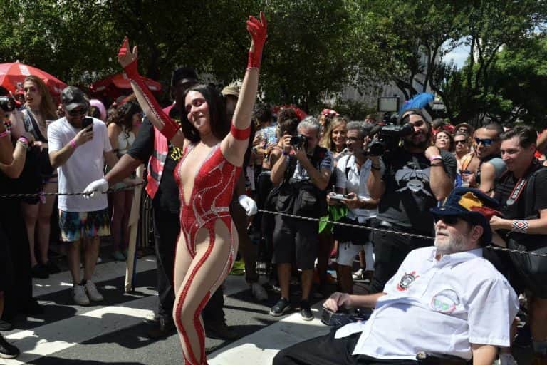A famosa da Globo, Alessandra Negrini dá show de antipatia em Carnaval, e passa reto até pelos próprios fãs - Foto Reprodução Internet A famosa da Globo, Alessandra Negrini dá show de antipatia em Carnaval, e passa reto até pelos próprios fãs - Foto Reprodução Internet