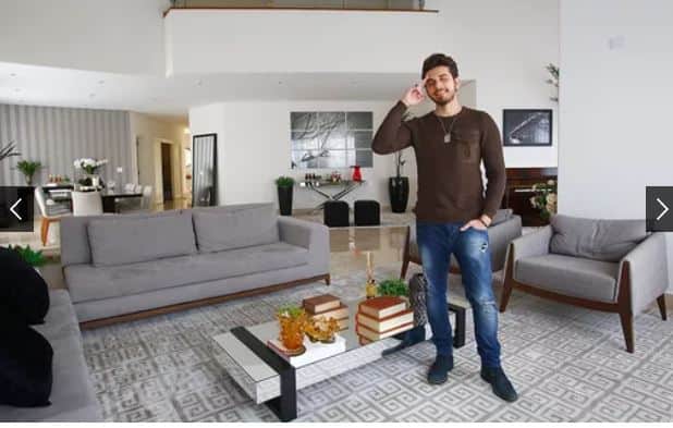 O cantor Gustavo Mioto possui uma mansão luxuosa com uma fachada majestosa que conta inclusive com um lindo piano - Foto Reprodução Internet O cantor Gustavo Mioto possui uma mansão luxuosa com uma fachada majestosa que conta inclusive com um lindo piano - Foto Reprodução Internet