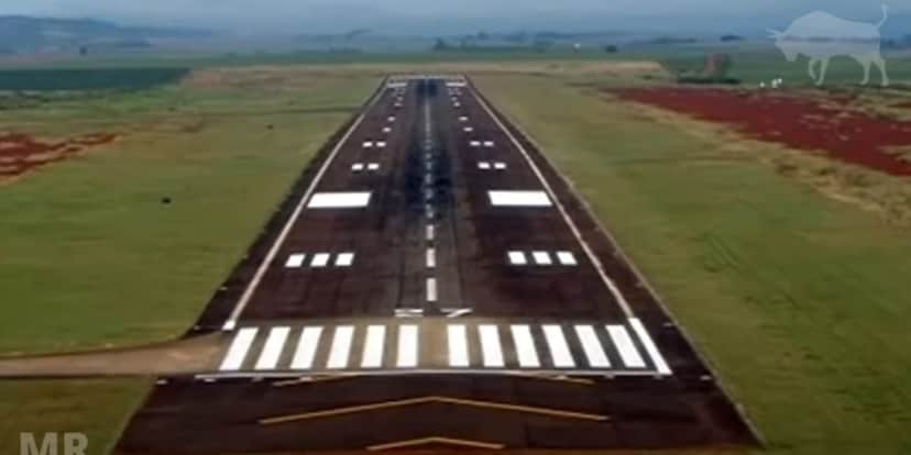 O aeroporto particular e pista de pouco da fazenda de Gusttavo Lima (Reprodução: Youtube) O aeroporto particular e pista de pouco da fazenda de Gusttavo Lima (Reprodução: Youtube)