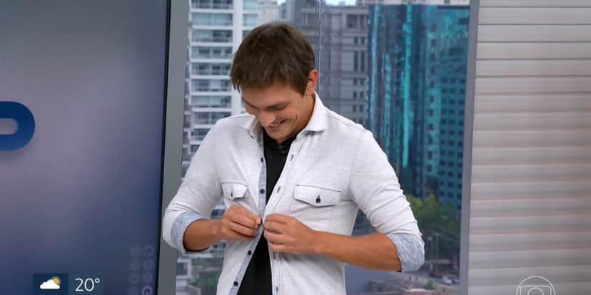 Alê Jodar tentando abotoar sua camisa (Reprodução: Bom Dia SP/ Globo) Alê Jodar tentando abotoar sua camisa (Reprodução: Bom Dia SP/ Globo)