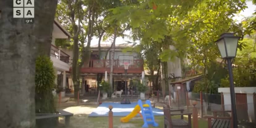 Além da quadra, também há alguns brinquedos para o filho de Manoel Soares brincar (Reprodução: Youtube) Além da quadra, também há alguns brinquedos para o filho de Manoel Soares brincar (Reprodução: Youtube)