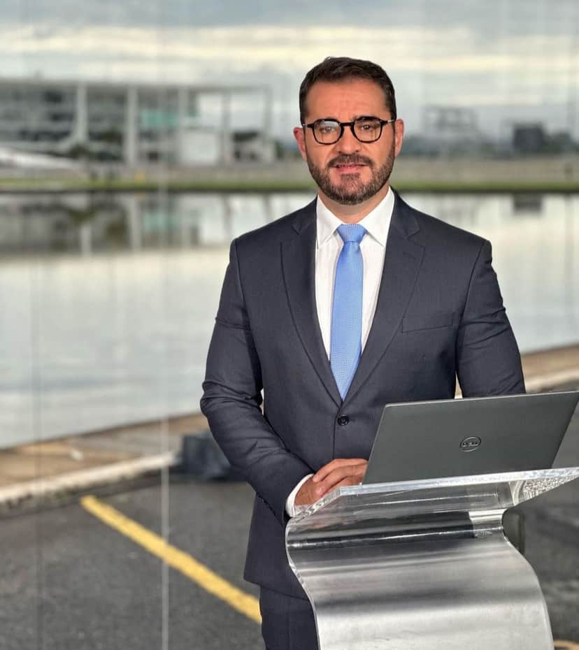 Âncora da Globo, gay, surge agarrado com noivo gato e se declara publicamente Abraço aquece - Foto Reprodução Âncora da Globo, gay, surge agarrado com noivo gato e se declara publicamente Abraço aquece - Foto Reprodução