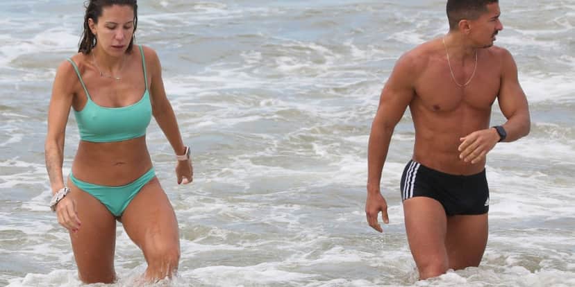 Apresentadora da Globo é flagrada com irmão de Anitta em praia e fotos entregam situação de amizade (Foto: Dilson Silva / AgNews) Apresentadora da Globo é flagrada com irmão de Anitta em praia e fotos entregam situação de amizade (Foto: Dilson Silva / AgNews)