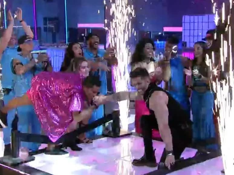 Bruno Gaga beijou a mãe de um dos backing vocals de Simone durante o show no BBB23 (Foto: Reprodução/ Globo) Bruno Gaga beijou a mãe de um dos backing vocals de Simone durante o show no BBB23 (Foto: Reprodução/ Globo)