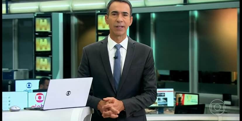 César Tralli anda pelo estúdio e atualiza informações sobre as tragédias devido as fortes chuvas no litoral de São Paulo (Foto: Reprodução / Jornal Hoje da Globo) César Tralli anda pelo estúdio e atualiza informações sobre as tragédias devido as fortes chuvas no litoral de São Paulo (Foto: Reprodução / Jornal Hoje da Globo)